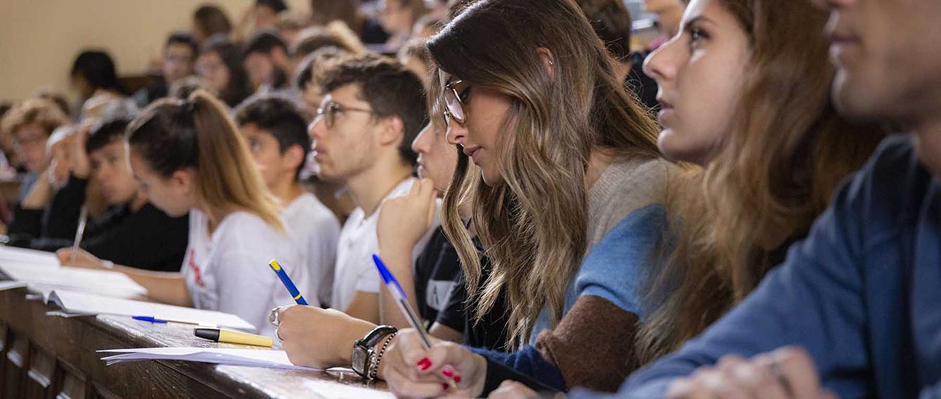 Studenti e studentesse a lezione