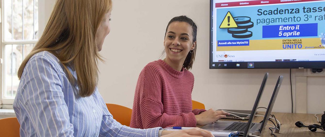 Due giovani donne in un'aula studio