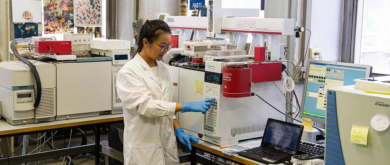 ricercatrice in un laboratorio scientifico