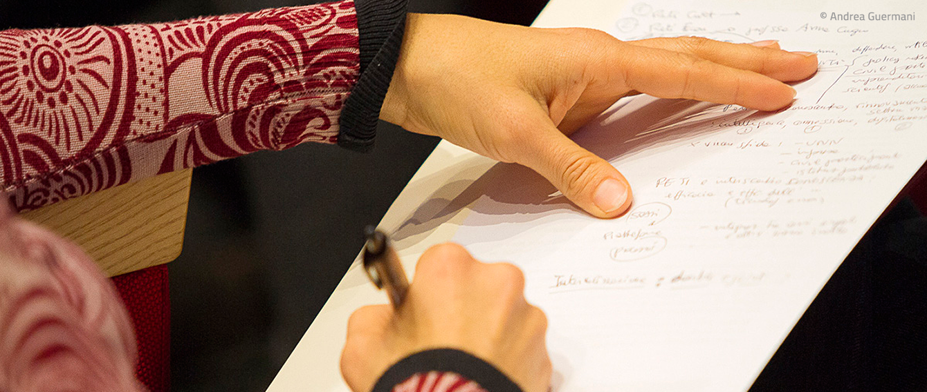 Mano femminile che firma un documento