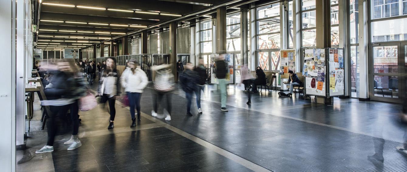 Persone nell'atrio di Palazzo Nuovo