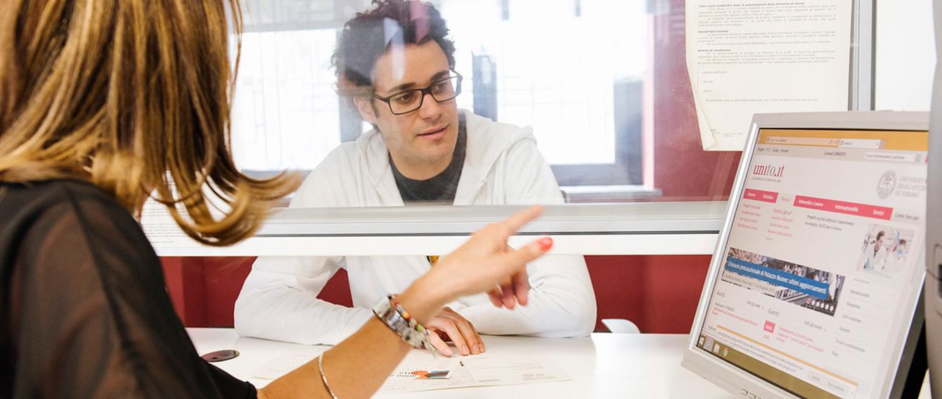 Studente si rivolge ad uno sportello informazioni