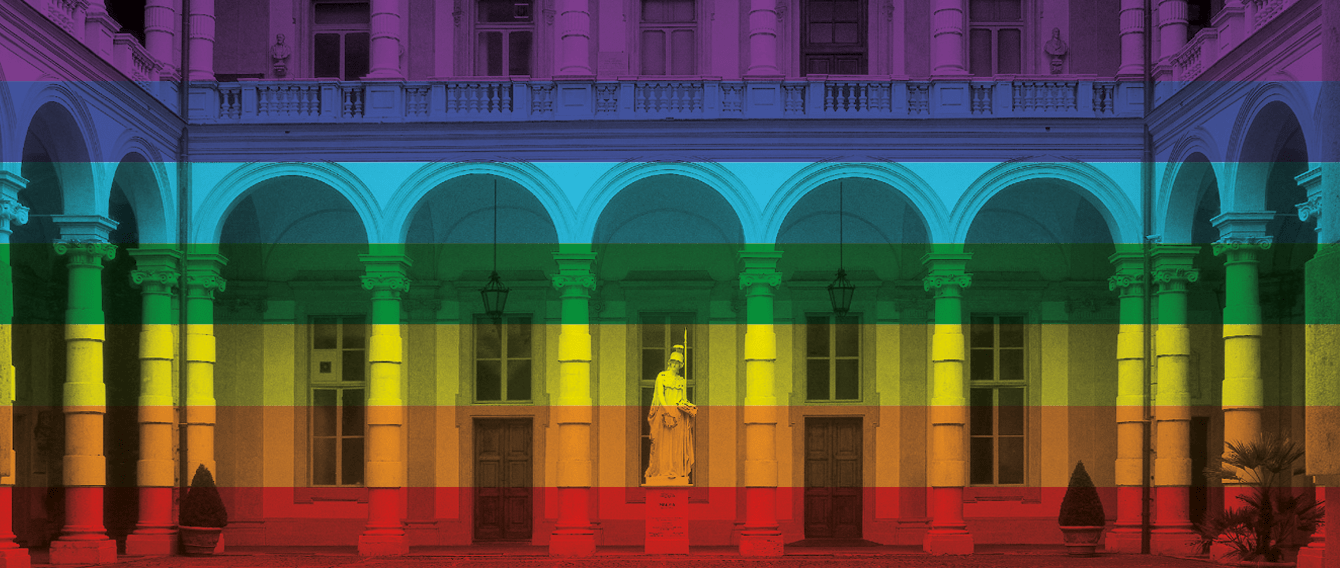 bandiera multicolore della pace, sullo sfondo il Rettorato