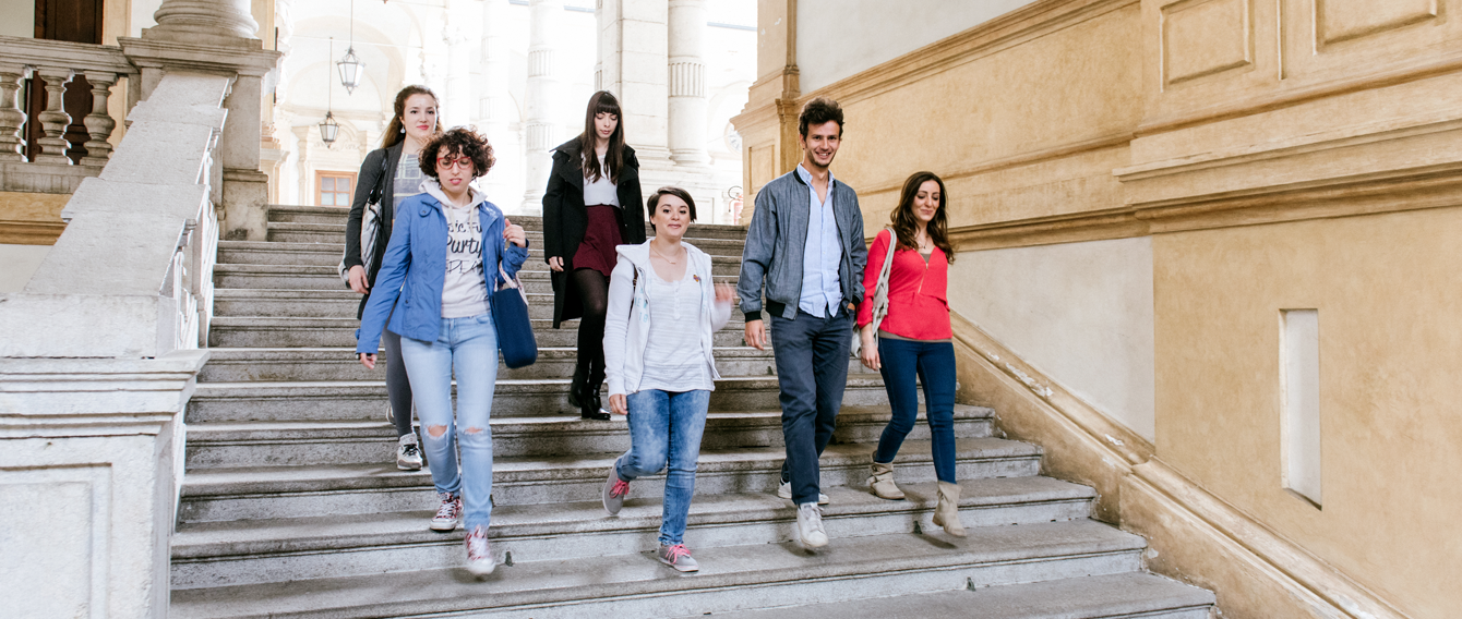 Ragazzi e ragazze scendono le scale del Rettorato
