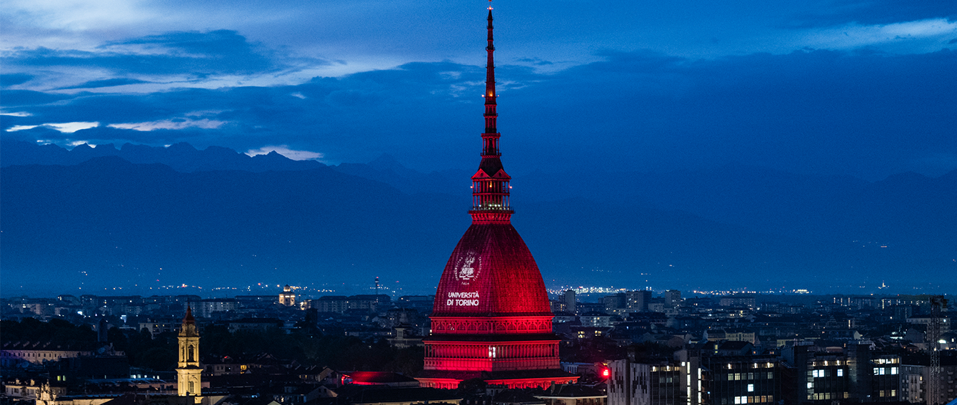 foto notturna del nuovo logo UniTo proiettato sulla Mole Antonelliana illuminata di rosso
