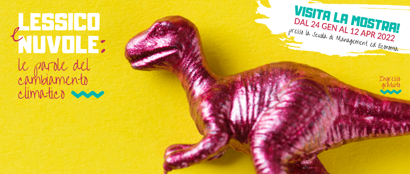 Un dinosauro rosa su sfondo giallo, e il titolo della mostra 