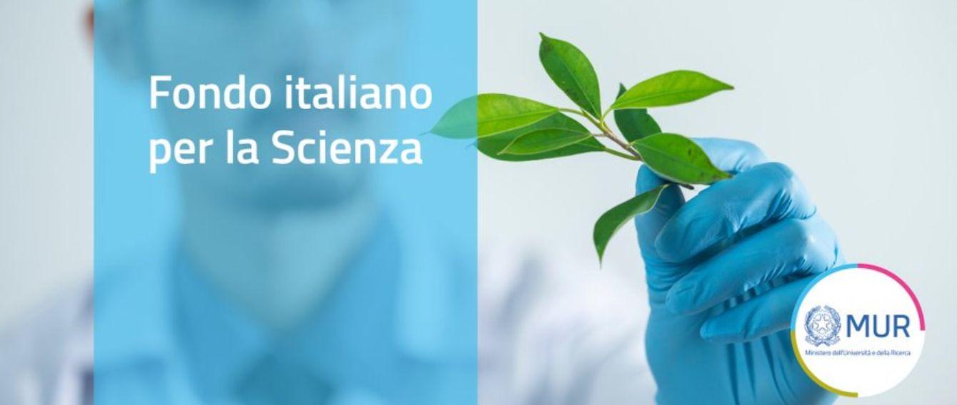 Mano con guanto di lattice che tiene un rametto di foglie, Fondo Italiano per la Scienza