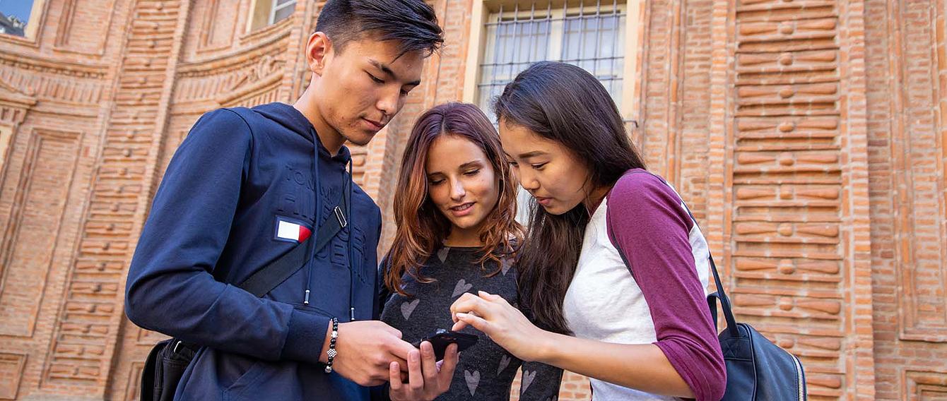 Studenti davanti a Palazzo Carignano
