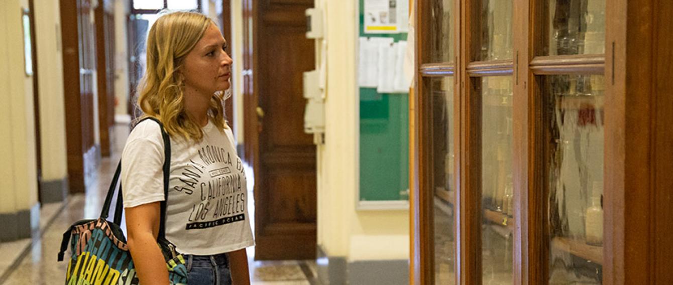 Studentessa in visita all'Orto Botanico