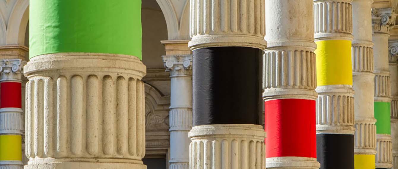 Colonne de Rettorato colorate per mostra 