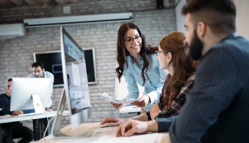 persone che lavorano davanti a computer