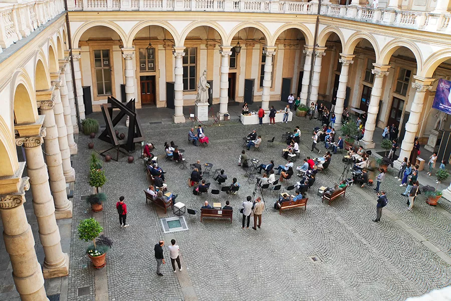 Panoramica del cortile del Rettorato dall'alto