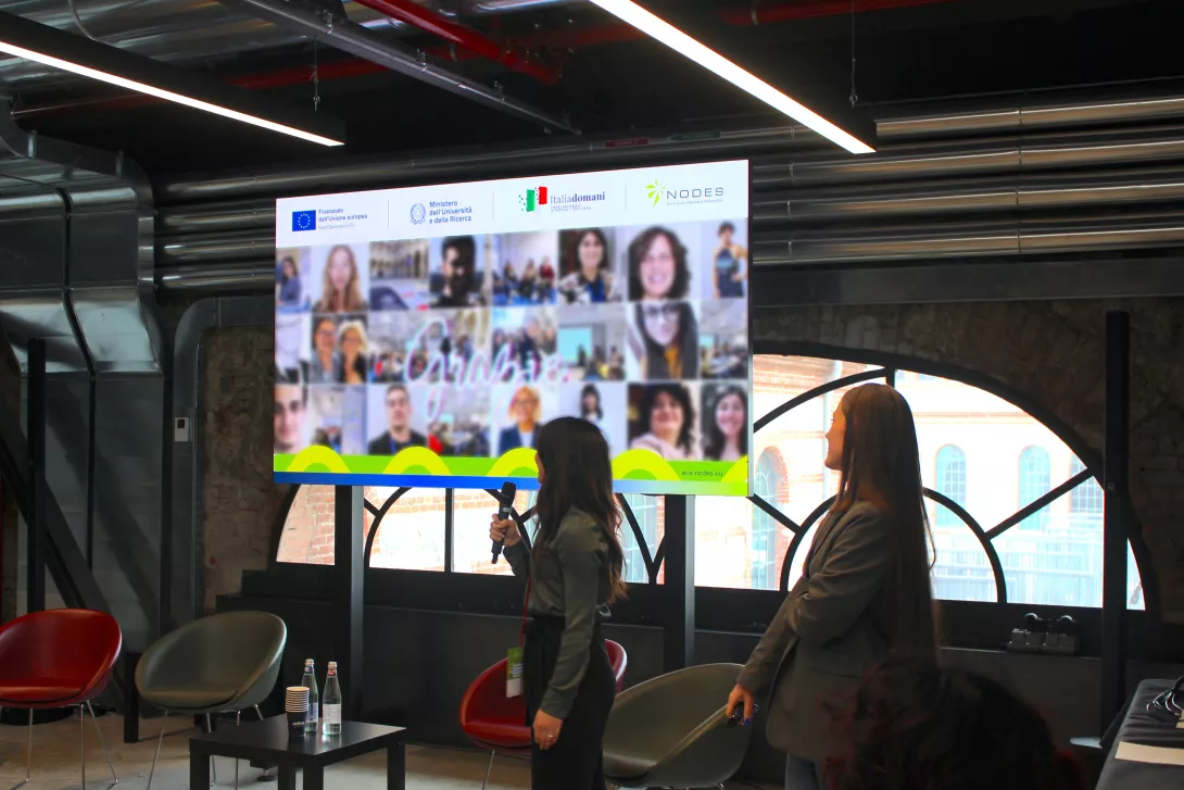 Foto di 2 donne che presentano risultati della challenge