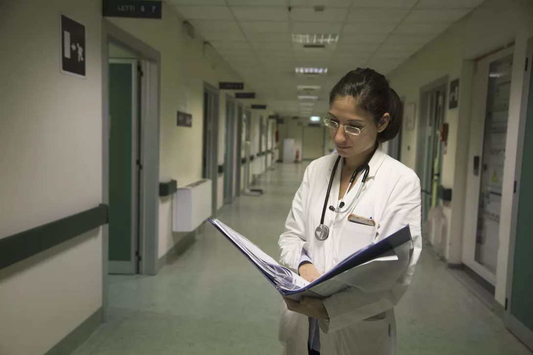 Ospedale Molinette Dottoressa consulta delle carte in un corridoio dell'ospedale