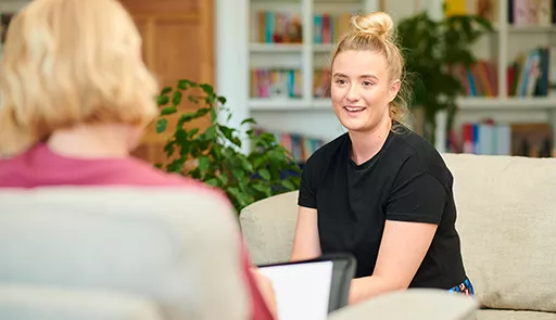 iStock / Getty Images Plus / Sturti Studentessa in un centro ascolto