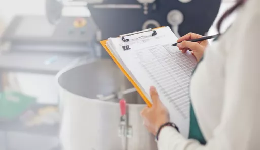 Mano di un medico che scrive sulla cartellina