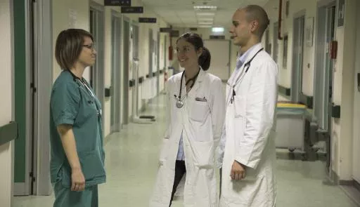 tre medici in corsia di ospedale