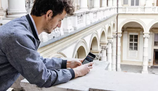 Un ragazzo consulta uno smartphone