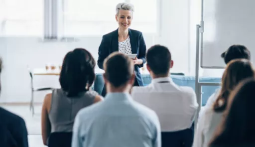 Una donna tiene una lezione in un'aula