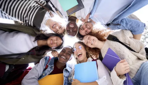 ragazze e ragazzi in cerchio