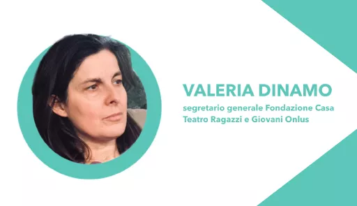 Grafica con sfondo bianco e fotografia di donna al centro