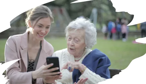 una persona anziana e una persona giovane con uno smartphone in mano