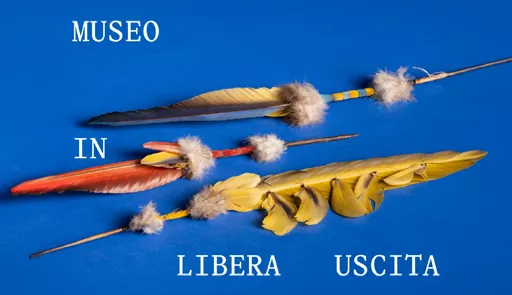 Oggetti museali su sfondo blu con scritta 'Museo in libera uscita'
