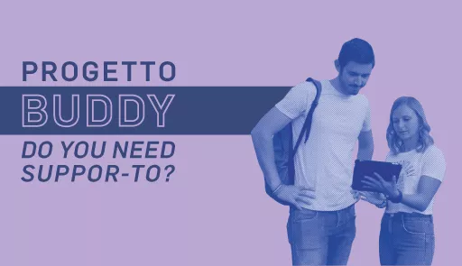 Un ragazzo e una ragazza guardano un tablet, sfondo colorato, titolo dell'avviso