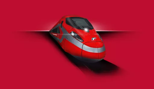 Prima carrozza di un treno su sfondo colorato