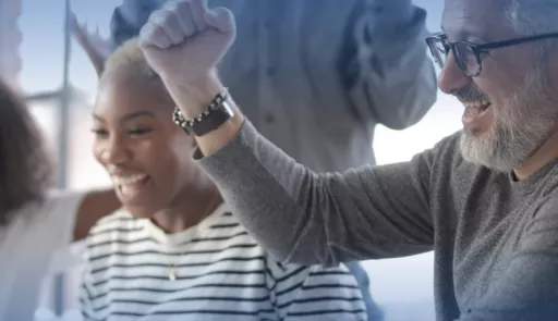 un uomo e una donna sorridenti
