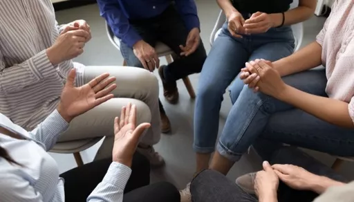 Gruppo di persone sedute a cerchio