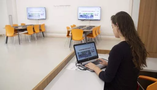 Tirocinante davanti al pc