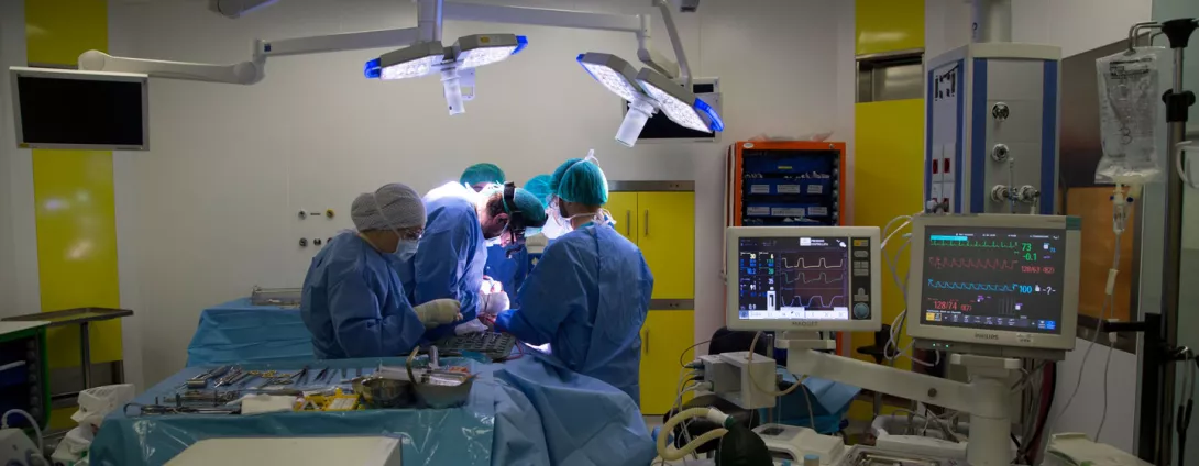 Operazione in corso in una sala operatoria