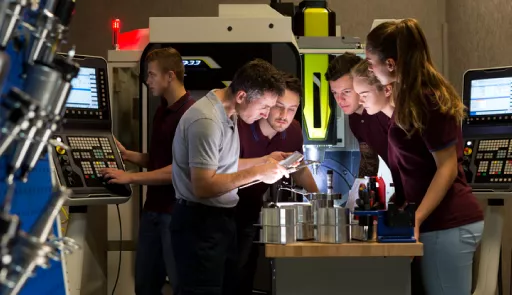 gruppo di persone che lavorano in un laboratorio