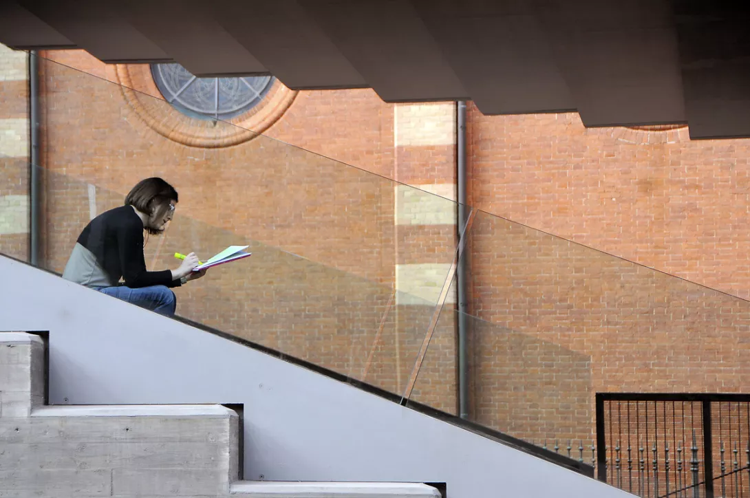 studentessa studia seduta sulle scale