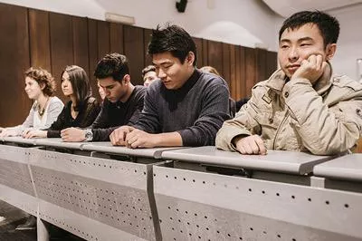 studenti asiatici a lezione