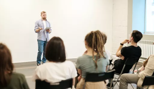 Docente e alunni durante una lezione