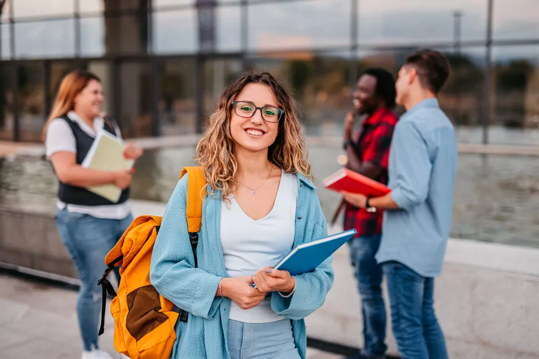studentessa sorride davanti alla fotocamera