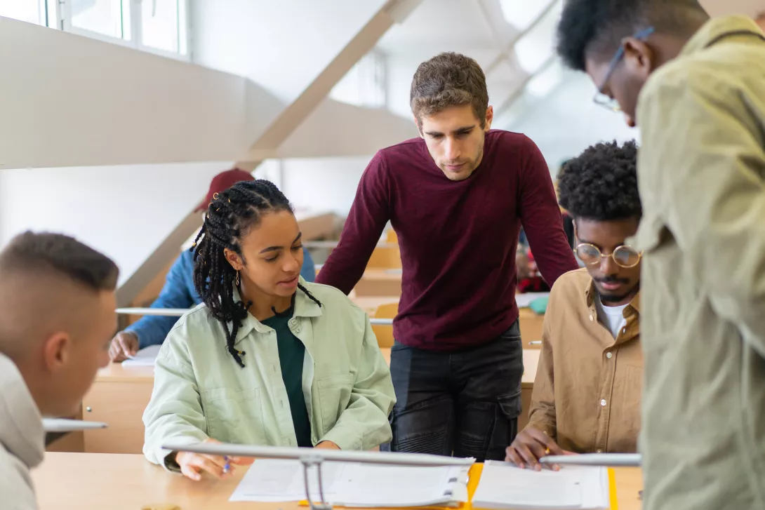 Studenti lavorano attorno a un tavolo