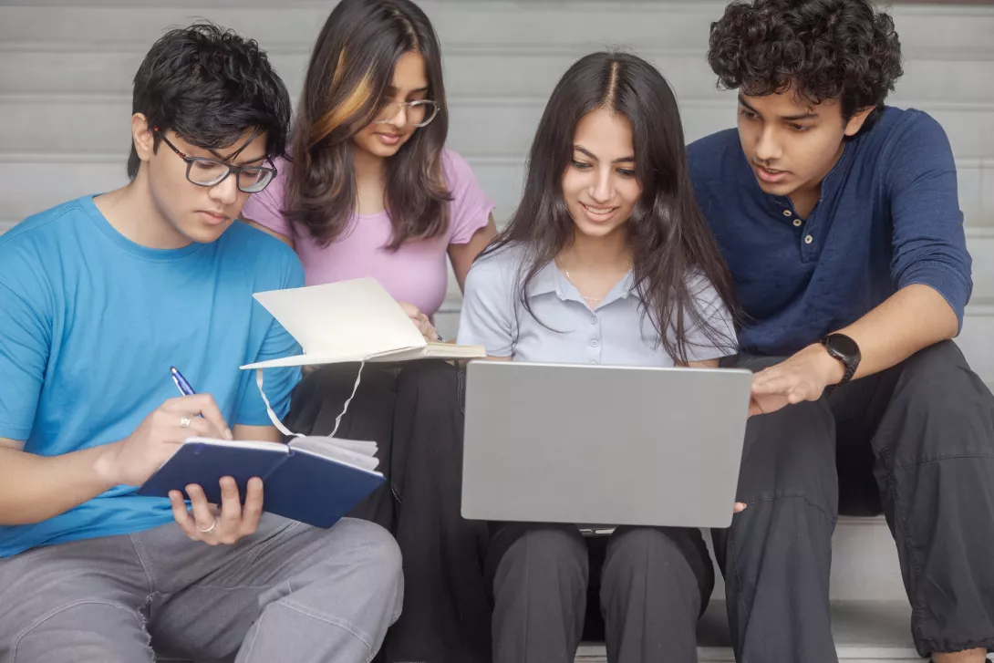 studenti seduti su una scalinata