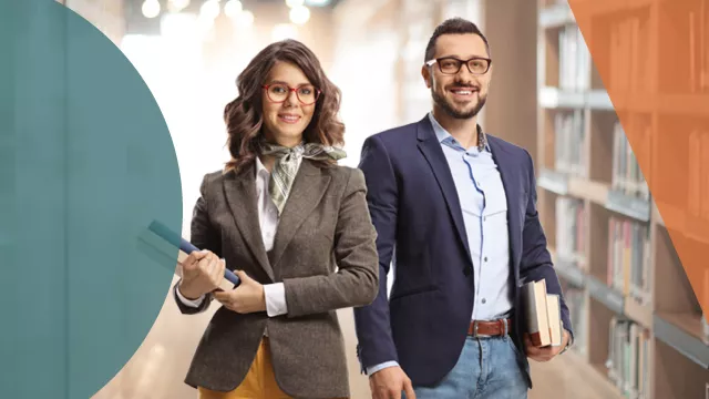 Una donna ed un uomo sorridenti, hanno dei libri in mano
